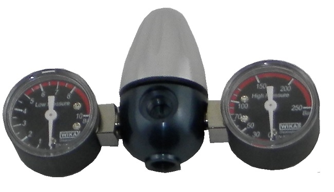 CO2 pressure regulator fitted with low and high pressure gauge